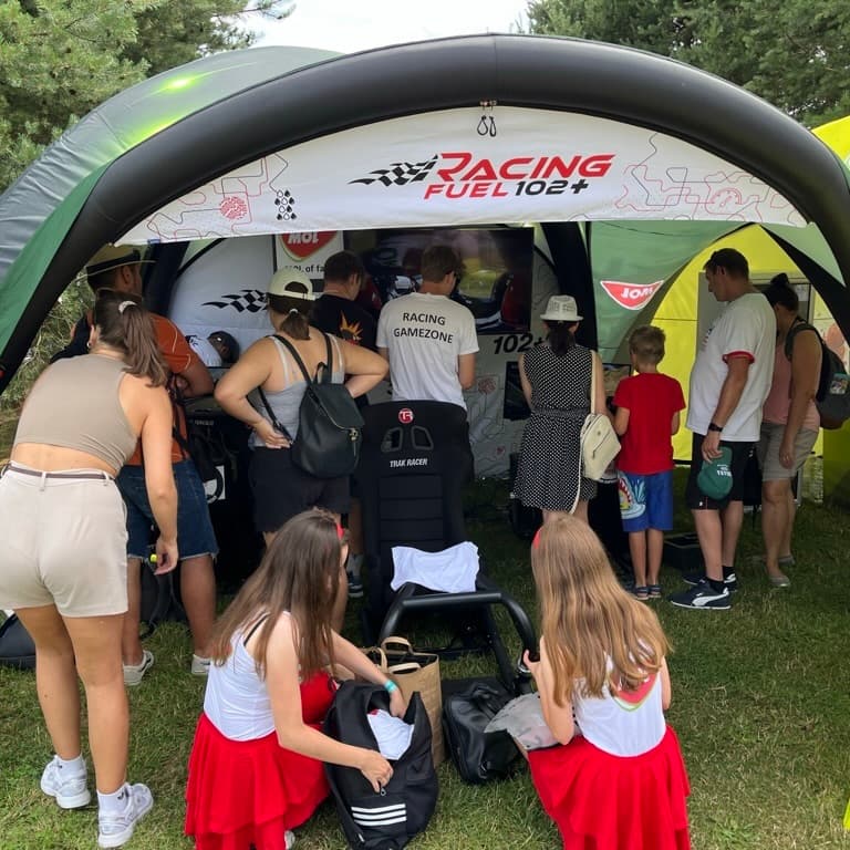 Rodinná venkovní akce se simulátorem Digital Racing