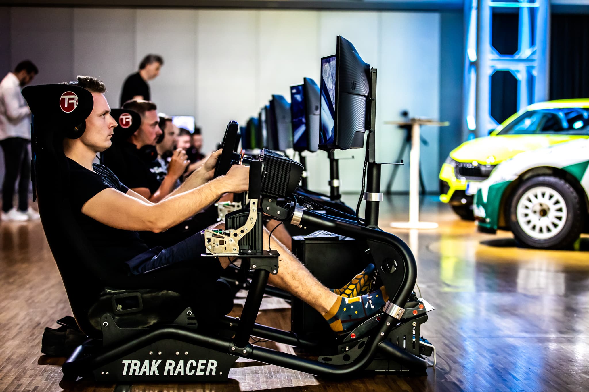 Řada simulátorů GT a rally Digital Racing při společném závodu